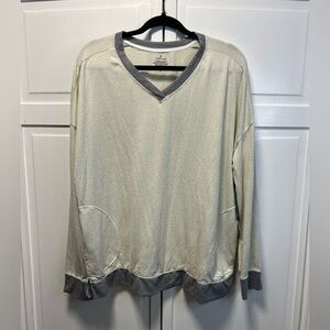 NWT Cuddl Duds Long Sleeve Pullover Top
Size Women’s XL Color Cream/Gray